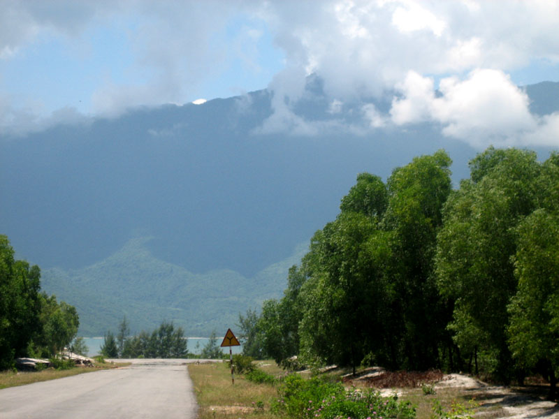 IMG Mây , núi trên đầm Lập An